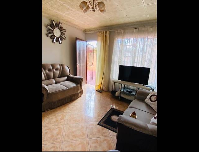 6 BEDROOM HOUSE FOR SALE IN TEMBISA CENTRAL